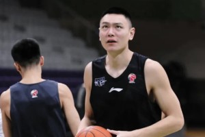 媒体人：球员转型当教练最好还是要有个过渡期，不能转太快