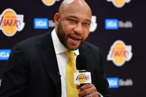 湖人新帅带来强硬标签 希望韦少投入防守做出牺牲